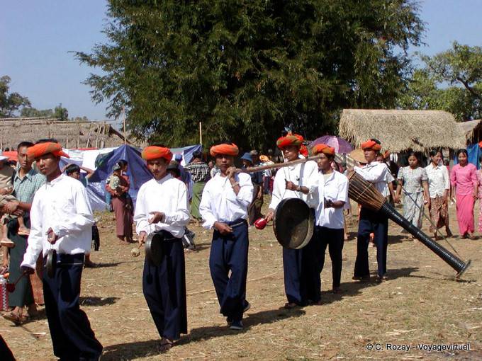 Gruppe von Musikern in der Prozession, Taung To, Inle-See - Myanmar (Birma)