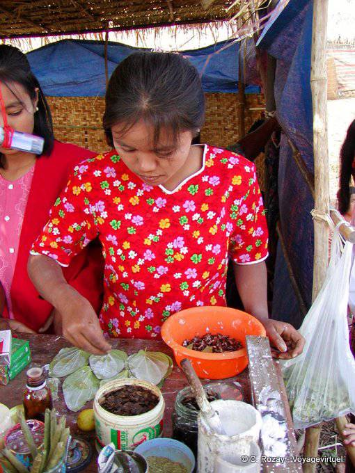 Die blumigen Kleid des jungen Kauf Betel, Inle-See - Myanmar (Birma)