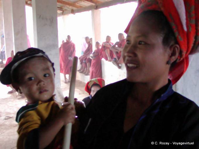 Thaung Zeh, Novizen und Pa-Knochen, Inle-See - Myanmar (Birma)