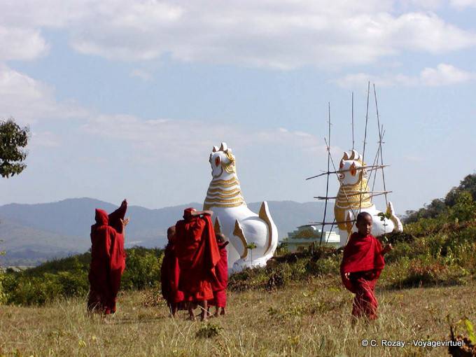 Mönche und Drachen in der Nähe von Shan Tempel Khaung Daing, Inle-See - Myanmar (Birma)