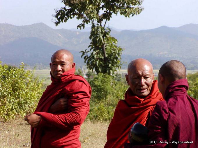 Alte birmanischen Mönche in rubinrot, Inle-See - Myanmar (Birma)