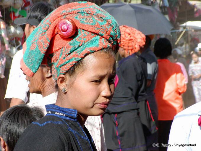 Gem auf einem Pa-O Kopfschmuck Schwamm, Inle-See - Myanmar (Birma)