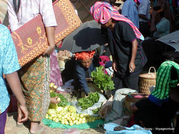 Etal Grün auf dem Markt Khaung Daing, Inle-See - Myanmar (Birma)