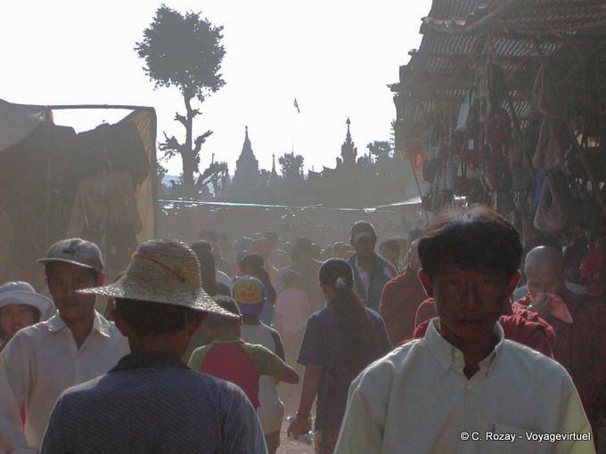 Dusty Atmosphäre während der Markt Khaung Daing, Inle-See - Myanmar (Birma)