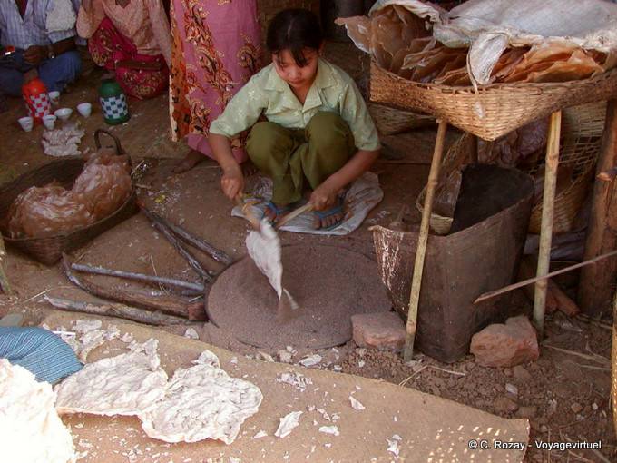 Vorbereitung Pastetchen auf Sand, Markt Khaung Daing, Inle-See - Myanmar (Birma)