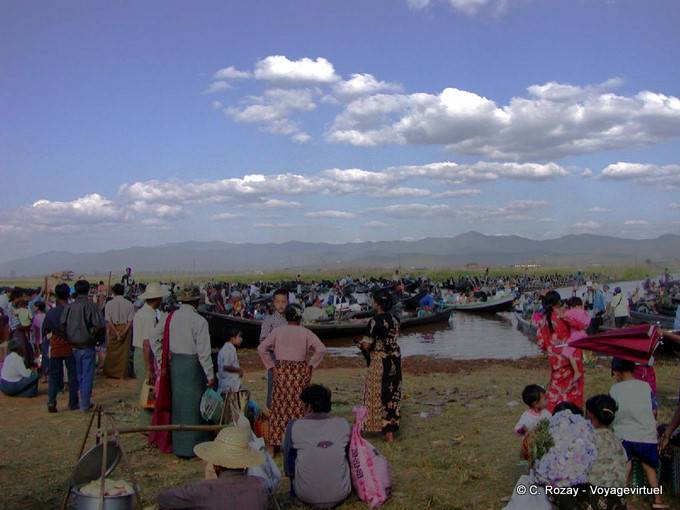 Crowd wieder ab, nachdem der Markt und das religiöse Fest, Khaung Daing, Inle-See - Myanmar (Birma)
