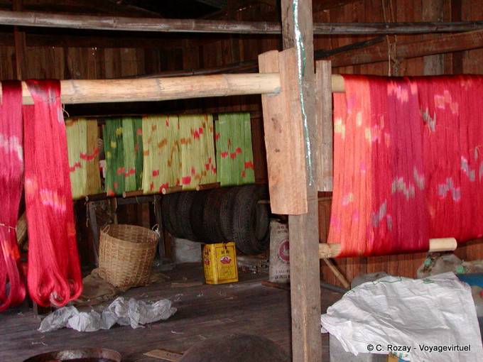 Trocknen des gefärbten Seiden manuell, Inle-See - Myanmar (Birma)