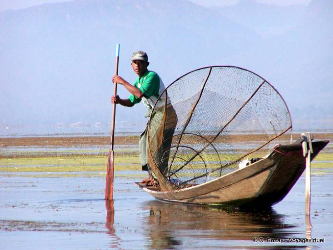Fisherman mit seinem Paddel als Navigations Pol, Inle-See - Myanmar (Birma)