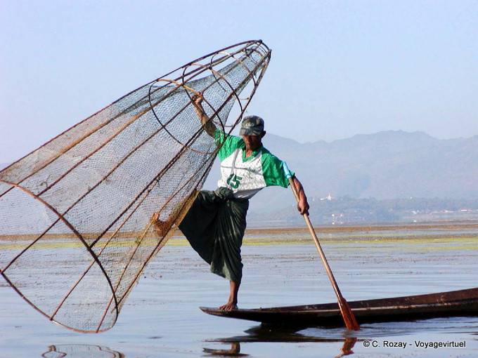 Werfen des Netzes, Angeln am Inle-See - Myanmar (Birma)