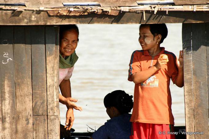 Lächelt im Vorbei Boot auf dem Irrawaddy, Mandalay - Myanmar (Birma)