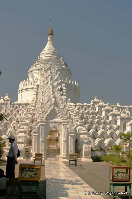 Pagoda Myatheindan oder Hsinbyume, im Jahre 1816, Mingun, Mandalay gebaut - Myanmar (Birma)