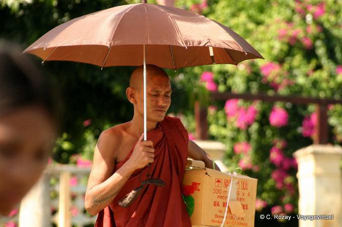Mingun, der Mönch mit Sonnenschirm, Mandalay - Myanmar (Birma)