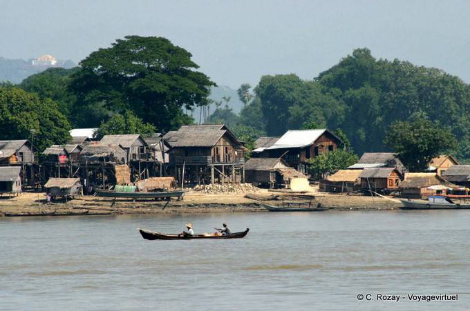Fischerdorf in der Nähe von Mingun, Mandalay - Myanmar (Birma)