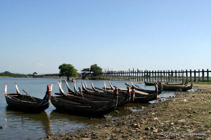 U-Bein-Brücke und traditionellen Boote vertäut, See Taungthaman, Mandalay - Myanmar (Birma)