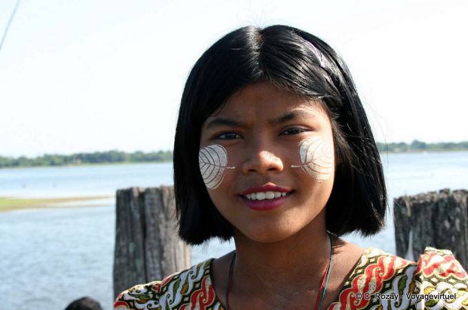Das Mädchen in Blattform thanaka auf U-Bein-Brücke, Mandalay - Myanmar (Birma)