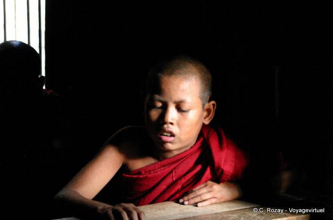 Kleiner Mönch im Kloster Lernen, Bagaya Kyaung, Inwa, Mandalay - Myanmar (Birma)