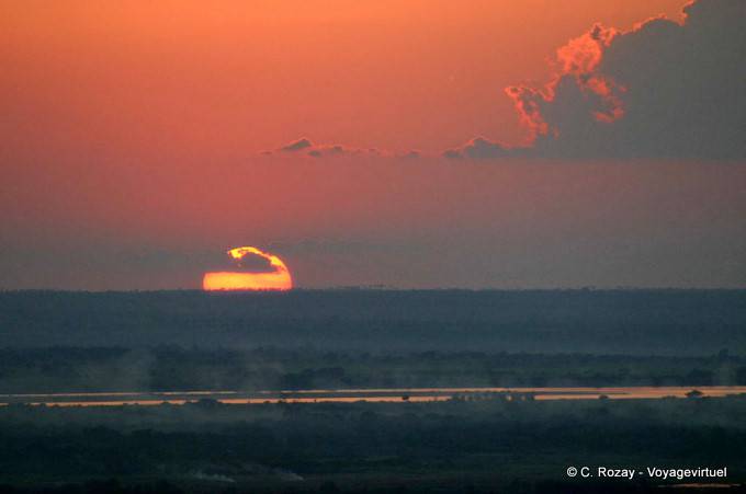 Die Sonne geht auf dem Irrawaddy, Mandalay, Sagaing - Myanmar (Birma)