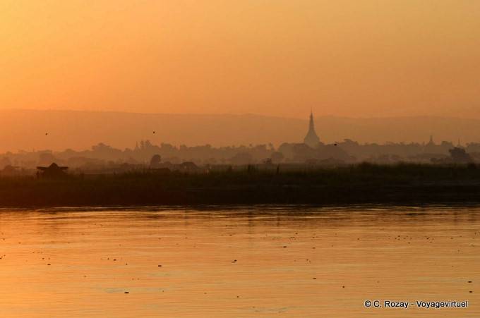 Das Golden River in den frühen Morgenstunden, Mandalay - Myanmar (Birma)