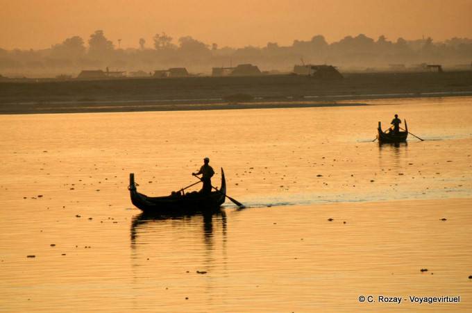 Boote im Morgengrauen des Ayeyarwady, Mandalay - Myanmar (Birma)