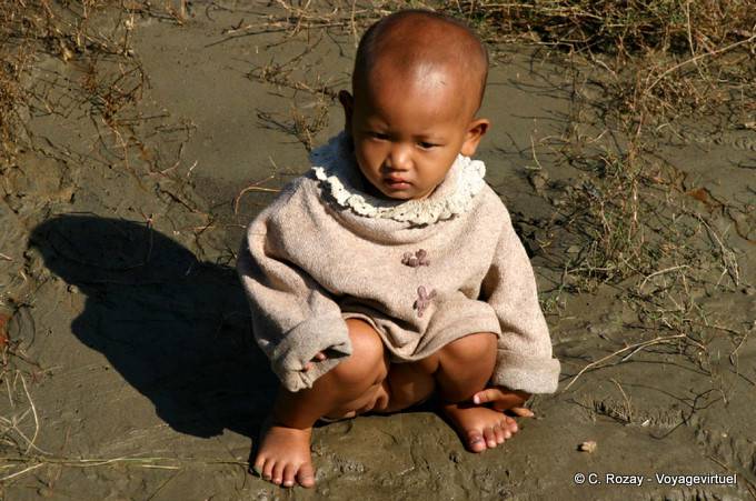 Sehr junge burmesische am Rande des Flusses, Mandalay - Myanmar (Birma)