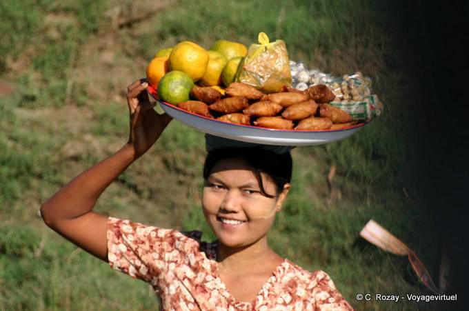 Obstverkäufer bei einem Zwischenstopp, Mandalay - Myanmar (Birma)