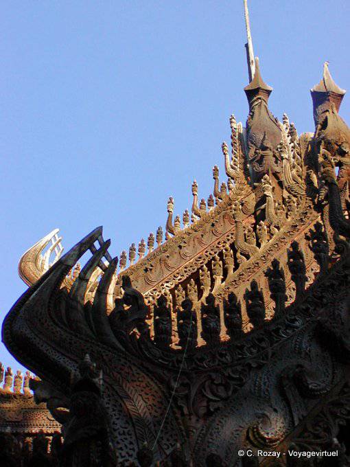 Dach Detail mit mythischen Motiven geschnitzt, Schwenandaw Still taung, Mandalay - Myanmar (Birma)
