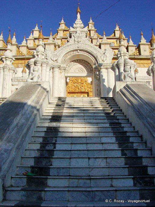 Treppen, die Kuthodaw Pagode, Mandalay eingeben - Myanmar (Birma)