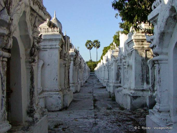 Mandalay, Ausrichtung Stupas des Tipitaka, Kuthodaw - Myanmar (Birma)