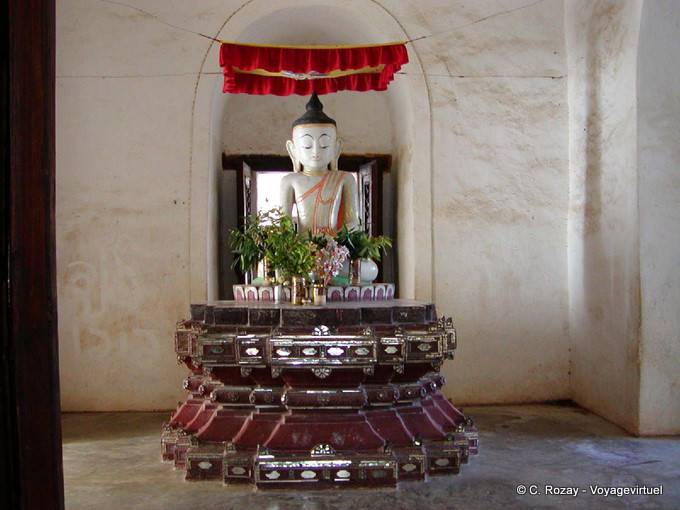 Buddha in einer entfernten Umgebung - Myanmar (Birma)
