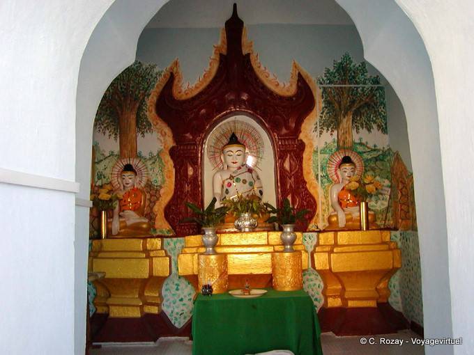 Triptychon der Buddhas auf einem Altar-U-Ponnya Sun-Shin, Mandalay - Myanmar (Birma)