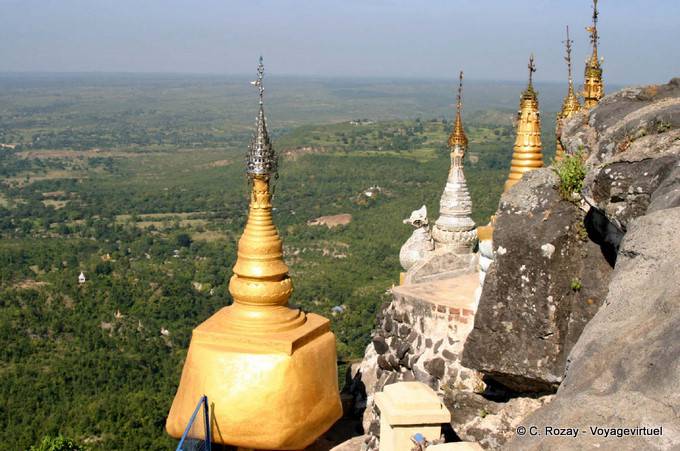 Golden Rock und Aussicht auf die Landschaft am Fuße des Taung Kalat, Mount Popa - Myanmar (Birma)