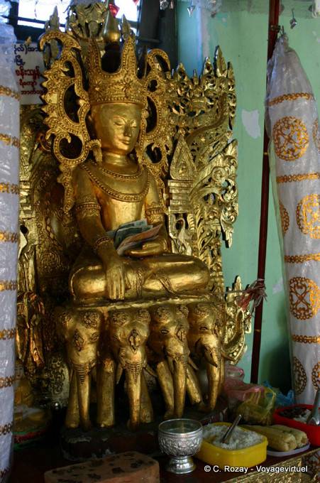 Gekrönt Buddha auf Elefanten, Taung Kalat, Mount Popa - Myanmar (Birma)