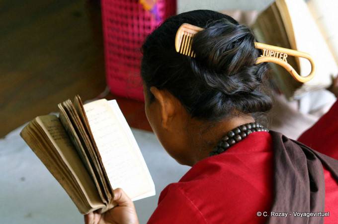 Burmese Lesen mit einem Kamm im Haar, Mount Popa - Myanmar (Birma)