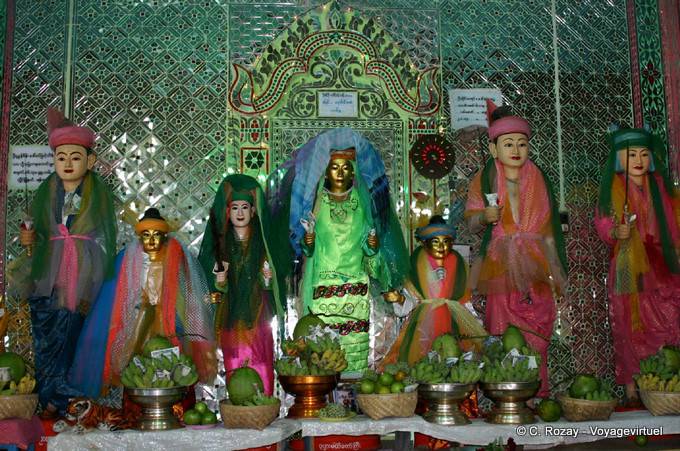 Nats Montage auf einem Altar am Mount Popa - Myanmar (Birma)
