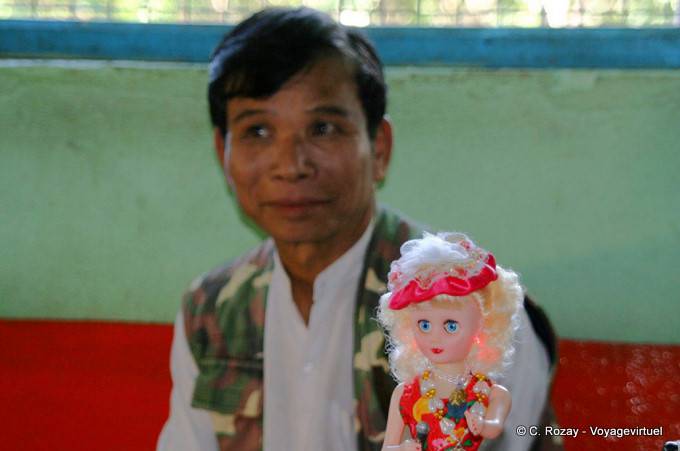 Die Puppe mit blauen Augen Mount Popa - Myanmar (Birma)