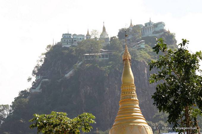 Mount Popa vom Tal aus gesehen - Myanmar (Birma)