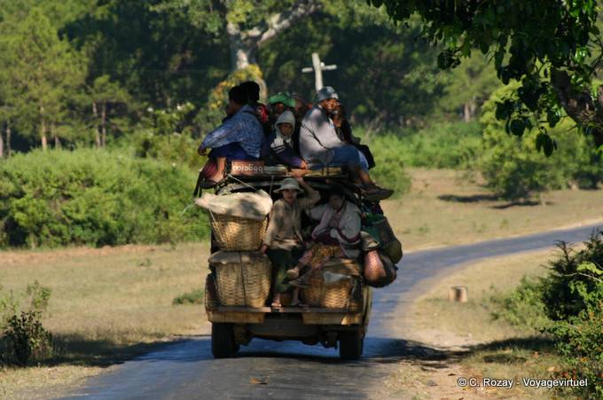 Taxi auf der Straße nach Pindaya lastet - Myanmar (Birma)