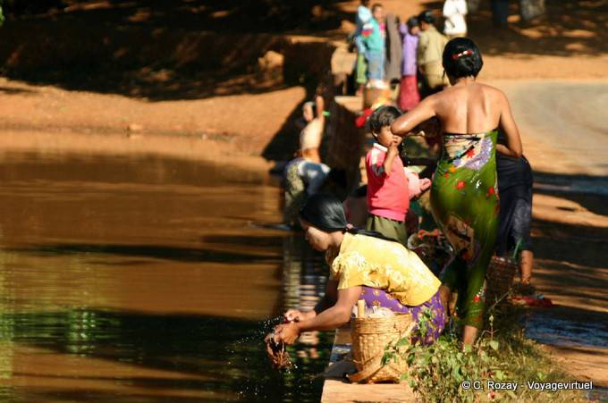 Morgen Kleid am Wasser, Pindaya - Myanmar (Birma)