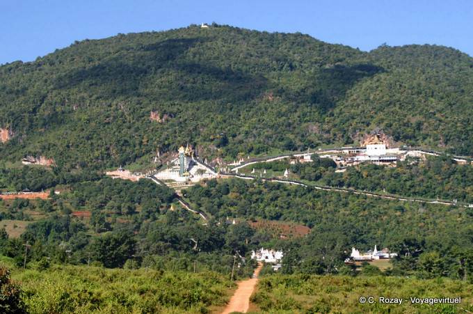 Überblick über das Gelände der Höhlen von Pindaya - Myanmar (Birma)