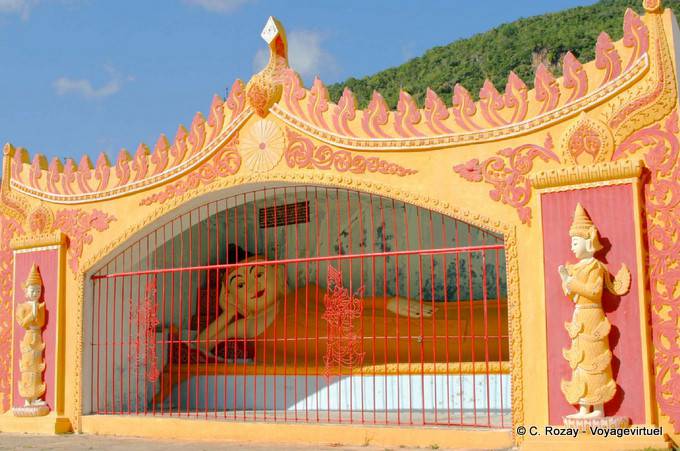 Shwe Oo Min-Pagoden, Buddha hinter den Toren, Pindaya liegen - Myanmar (Birma)