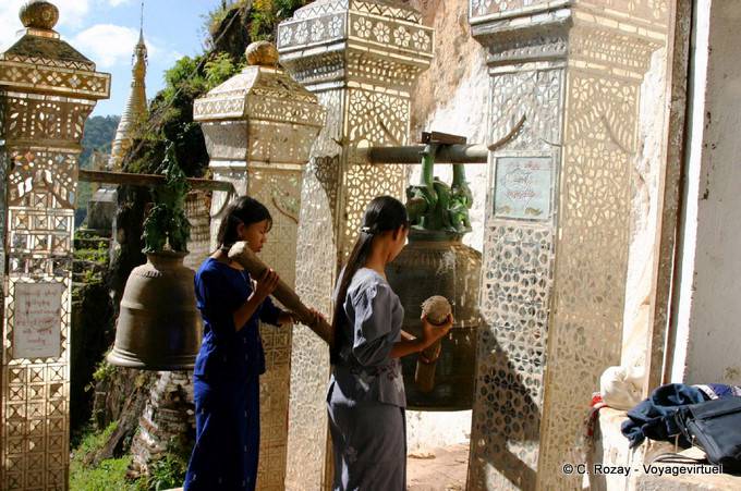 Zünden Sie die Glocke auf der Stätte von Pindaya - Myanmar (Birma)