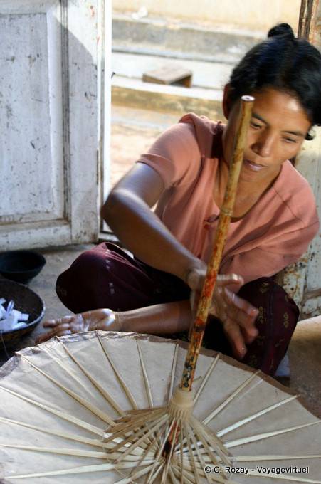 Frau, die Überprüfung der Qualität der Regenschirm, Pindaya - Myanmar (Birma)