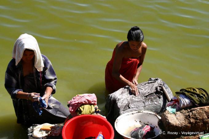 Wäscheservice im Teich, Pindaya - Myanmar (Birma)
