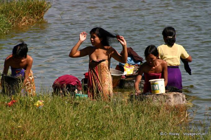 Burmesischen Frauen baden, Pindaya - Myanmar (Birma)