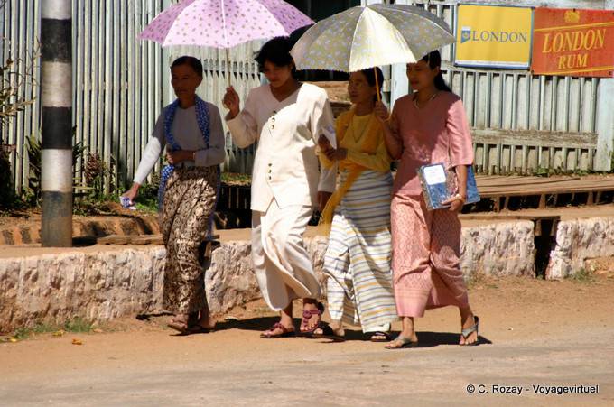 Frauen laufen unter der Sonne, Pindaya - Myanmar (Birma)