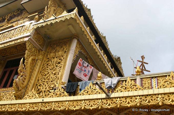 Wäschetrocknung und Klosterarchitektur, Rangun - Myanmar (Birma)