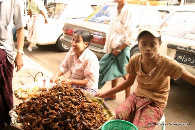 Dish von gegrillten Langusten in einer Straße, Rangun - Myanmar (Birma)