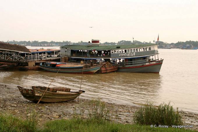 Der Hafen und ein Boot für Reisende, Yangon - Myanmar (Birma)