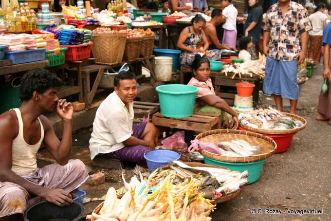 Huhn und Fisch Ständen auf der Straße Markt, Yangon - Myanmar (Birma)