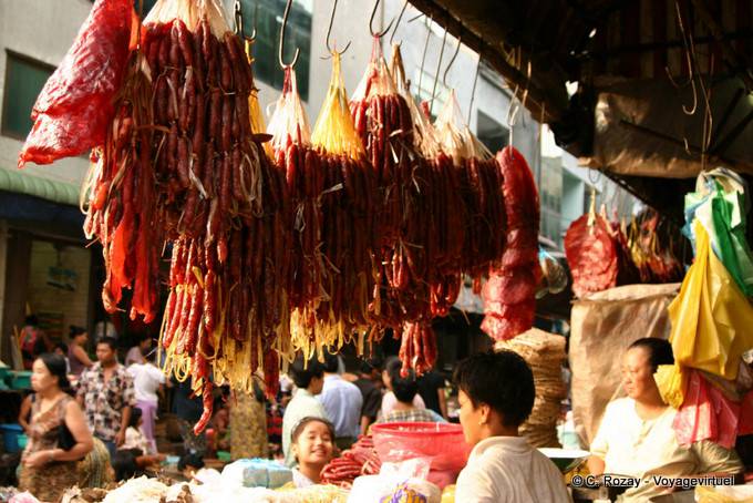 Würste hängen auf den Markt, Rangun - Myanmar (Birma)